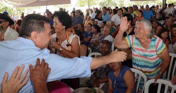 Sob a liderança do governador Marconi Perillo, Goiás avança de forma significativa nos índices de competitividade econômica e social; indicadores mais recentes, que serão apresentados nesta segunda-feira por Marconi durante reunião do Programa Goiás Mais Competitivo e Inovador (GMCI), mostram que, mesmo em período de profunda depressão econômica, o Estado avançou na redução da pobreza, na educação, no saneamento e na infraestrutura domiciliar entre 2014 e 2015; números, processados pelas consultorias CLP e Macroplan – instituições credenciadas pelo poder público para construir o Ranking Nacional de Competitividade –, antecipam que Goiás avança de forma significativa na escala de indicadores econômicos e sociais