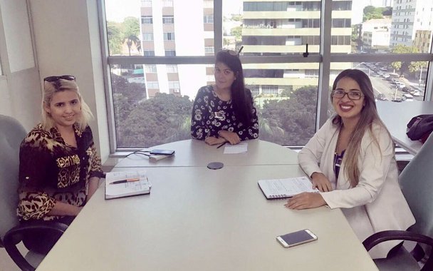 A Secretaria Estadual de Governo (Segov), por meio da Superintendência da Juventude (Sujuv), firmou parceria com a Comissão da Advocacia Jovem (CAJ) da OAB-GO para viabilizar a realização de ações de assistência a jovens em situação de vulnerabilidade social; de acordo com o governo, a iniciativa prevê assistência jurídica, emissão de documentos e atendimentos de saúde