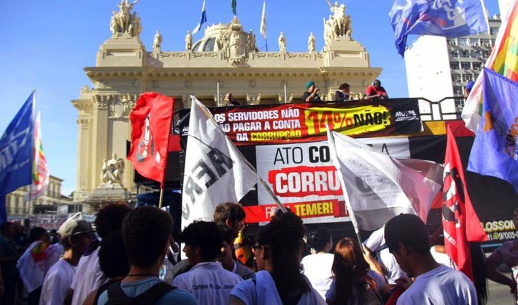 Sob intenso protestos dos servidores públicos estaduais, a Assembleia Legislativa do Rio de Janeiro (Alerj) aprovou, por 39 a 26 votos, o projeto de lei que aumenta a contribuição previdenciária de 11% para 14% para os servidores ativos e inativos, além dos pensionistas; com receio de confusão durante o protesto, a Casa foi cercada por 500 agentes da Polícia Militar e da Força Nacional; no momento em que o projeto recebeu votos suficientes, por volta das 15h45, os manifestantes tentaram invadir a Alerj, e os policiais revidaram com bombas de efeito moral