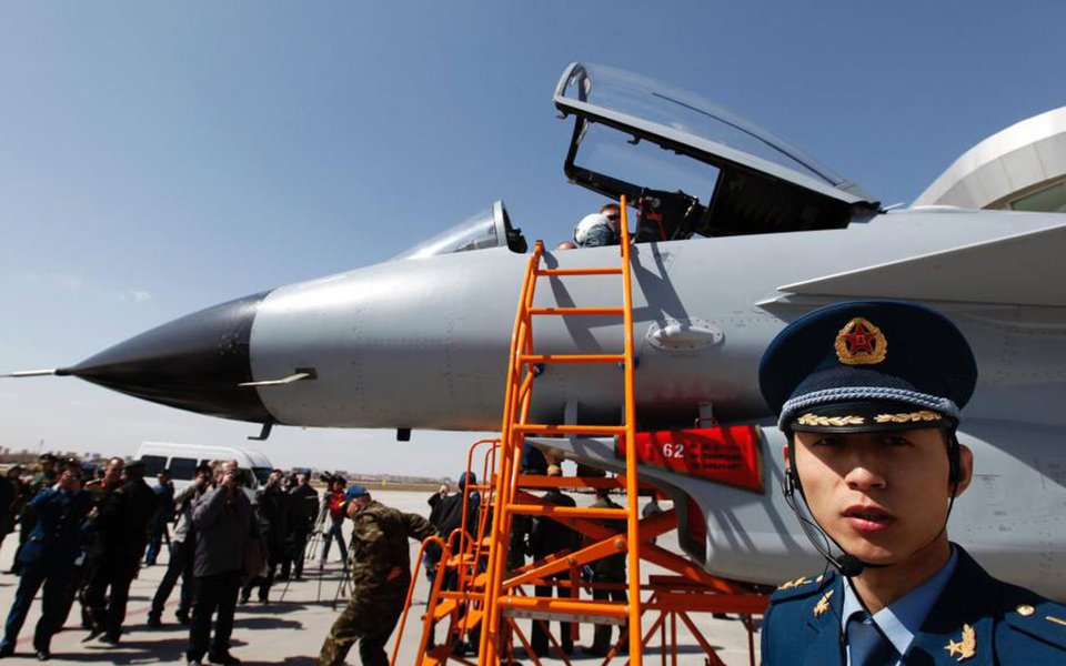 Dois caças chineses interceptaram um avião de vigilância da Marinha dos Estados Unidos sobre o Mar do Leste da China durante o final de semana, com um chegando a até 91 metros da aeronave dos EUA; uma das aeronaves chinesas J-10 se aproximou de um avião EP-3 dos Estados Unidos, fazendo com que a aeronave norte-americana mudasse de direção; e maio, duas aeronaves chinesas SU-30 interceptaram um avião norte-americano configurado para detectar radiação, enquanto voava no espaço aéreo internacional sobre o Mar do Leste da China