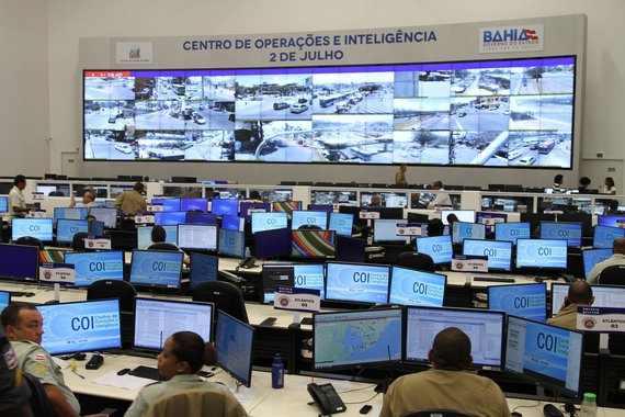 O Centro de Operações e Inteligência 2 de Julho completa um ano nesta terça-feira, comemorando diversos avanços na área da segurança pública da Bahia; destaque para a redução, em cerca de 20% do tempo resposta à população, que aciona as polícias por meio do 190; entre a chamada do solicitante e o atendimento policial, houve uma redução de quase cinco minutos após a instalação do centro; a unidade reúne num único lugar as polícias Militar, Civil e Técnica e o Corpo de Bombeiros; "Em apenas um ano, é possível observar os resultados do trabalho integrado das polícias, que ficou muito mais profissional com a instalação do centro", afirma o secretário da Segurança Pública, Maurício Barbosa