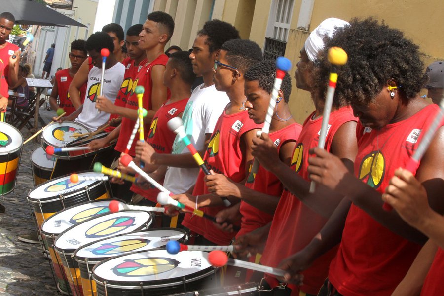 O bloco Olodum completou 38 anos de fundação nesta terça-feira; o aniversário foi marcado pela assinatura de termo de compromisso com o governo da Bahia para criação do acervo digital do Centro de Documentação e Memória do Olodum; a partir da digitalização, imagens, áudios e documentos do bloco estarão disponíveis online em um portal na internet; no total, 234 mil peças devem compor o acervo digital do Olodum, como adereços, abadás, livros, documentos, fitas cassete e vídeos que narram a trajetória do bloco, além de discos de ouro, troféus, medalhas e homenagens recebidas em vários países