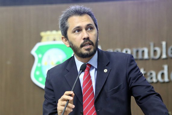 De acordo com o deputado Elmano de Freitas (PT-CE) como Michel Temer não tem mais condições de se manter no cargo, o povo deveria ser o responsável por eleger o novo presidente. A posição do deputado Elmano de Freitas se soma à de milhões de brasileiros que acham que esse é o melhor caminho. 85% da população já defendia eleições diretas para superar a crise, segundo pesquisa do Data Folha, antes mesmo das denúncias contra Michel Temer