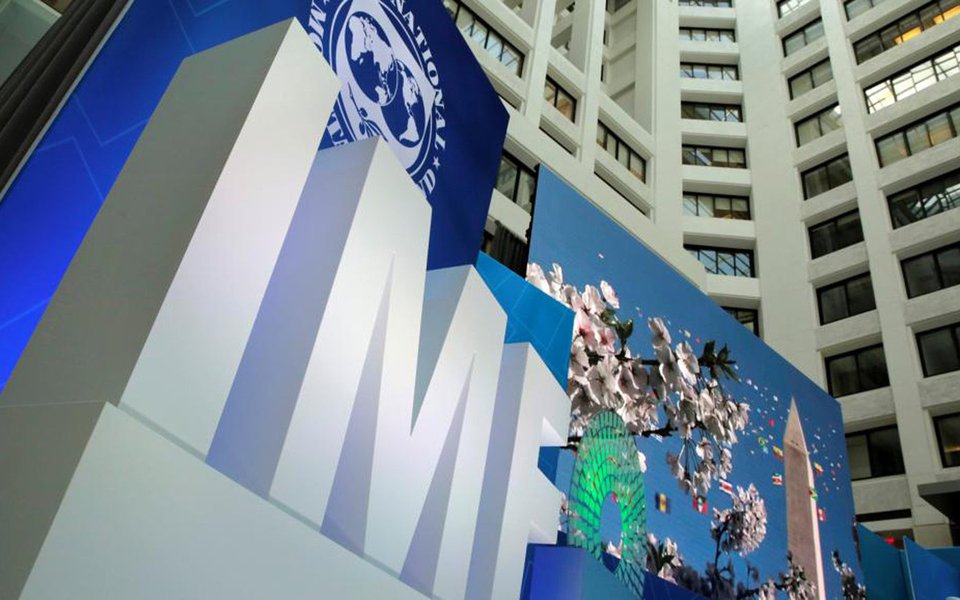 Fundo Monetário Internacional (FMI) anunciou a aprovação de um empréstimo-ponte de US$ 1,8 bilhão para a Grécia; modalidade de empréstimo é feita a curto prazo, enquanto se negocia os termos de uma oferta de crédito a ser pago no longo prazo; aprovação do empréstimo por parte do Comitê Executivo do FMI foi anunciada após dois anos de especulações se o órgão participaria do programa de resgate grego; financiamento da dívida grega tem ficado cada vez mais complicado e a avaliação é de que a Grécia não conseguirá quitar toda a dívida sem que os credores abram mão de parte do que têm para receber