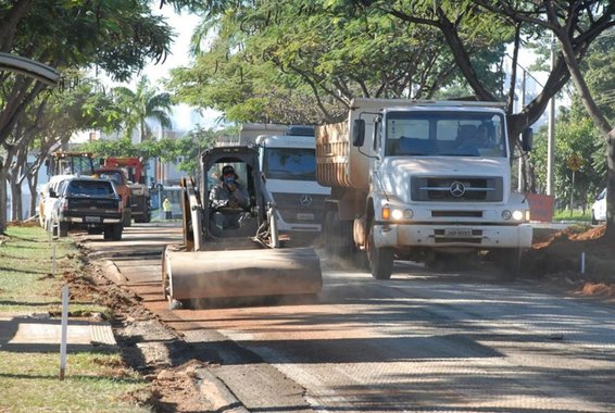 O prefeito de Goiânia, Iris Rezende, com a superintendente da Caixa Econômica, Marise Fernandes, secretários municipais e representantes do consórcio responsável pelas obras do BRT Norte Sul de Goiânia para que obras do projeto sejam retomadas em caráter de urgência; as obras do BRT foram paralisadas após suspensão do repasse de R$ 10 milhões por parte da CEF ao consórcio formado pelas empresas EPC e WGV; a superintendente disse que a obra está orçada em R$ 240 milhões; deste montante, 22% já foram repassados pelo governo federal via Ministério das Cidades e recursos do FGTS