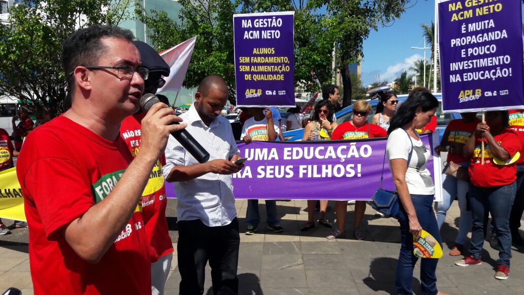 Os professores da rede pública municipal de Salvador cruzam os braços hoje (12) pelo segundo dia consecutivo, em paralisação de 48 horas por reajuste salarial e advertência para possível greve da categoria; a paralisação foi definida em assembleia na semana passada, na qual os profissionais rejeitaram a contraproposta da prefeitura; segundo o Sindicato dos Trabalhadores em Educação do Estado da Bahia, "os direitos previstos no plano de carreira não substituem o reajuste" reivindicado pela categoria