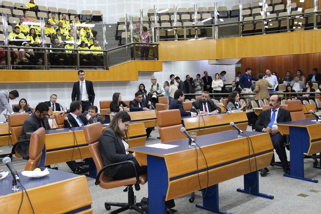 Durante a sessão plenária desta terça, 11, os vereadores derrubaram o veto parcial do prefeito Iris Rezende ao projeto de lei da Mesa Diretora da Câmara que dá reajuste de 4,08% aos salários dos vereadores, conforme a data-base deste ano dos servidores da Casa; Com isso, o salário dos vereadores passa de R$ 13.966,08 para R$ 14.535,89