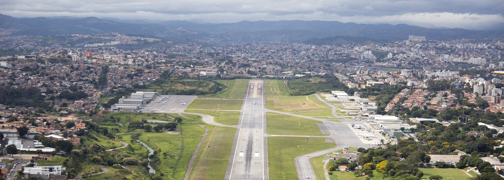 
A Agência Nacional de Aviação Civil (Anac) pode liberar a volta de voos comerciais, de grande porte, no aeroporto da Pampulha, em Belo Horizonte; o aeroporto recebe apenas aviões de menor porte, que fazem taxi aéreo; a medida afeta o aeroporto Confins, que deve perder passageiros e receita para Pampulha caso a Anac aprove a solicitação
