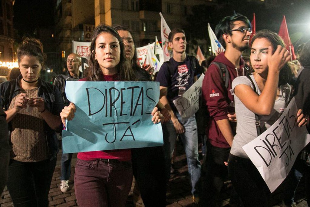 Assim como aconteceu em outras capitais e cidades brasileiras, o centro de Porto Alegre foi palco de um protesto que reuniu milhares de pessoas defendendo a renúncia de Michel Temer e a convocação de eleições diretas já; o ato foi convocado na noite de quarta pelo Facebook, com um sucesso estrondoso; a ordem agora dos movimentos que convocaram a manifestação é intensificar ao máximo a presença nas ruas