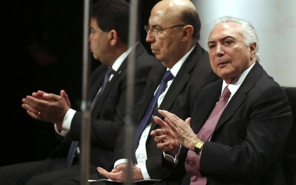 Jornalista Fernando Brito compara a economia que o governo federal espera fazer com o plano de demissão voluntária de servidores federais; "É como um sujeito que ganha 1.000 reais por mês comemorar como “equilíbrio orçamentário” com um corte de oitenta centavos na despesa com os filhos", afirma; "Não há saída sem mudança de política econômica e mudança no sentido anticíclico. Tudo o que se tem para anunciar são 'economias de palito' (neste caso, nem palito, fiapo) e aumento de impostos que penalizam justamente o que está mais arruinado no Brasil: o consumo", diz Brito