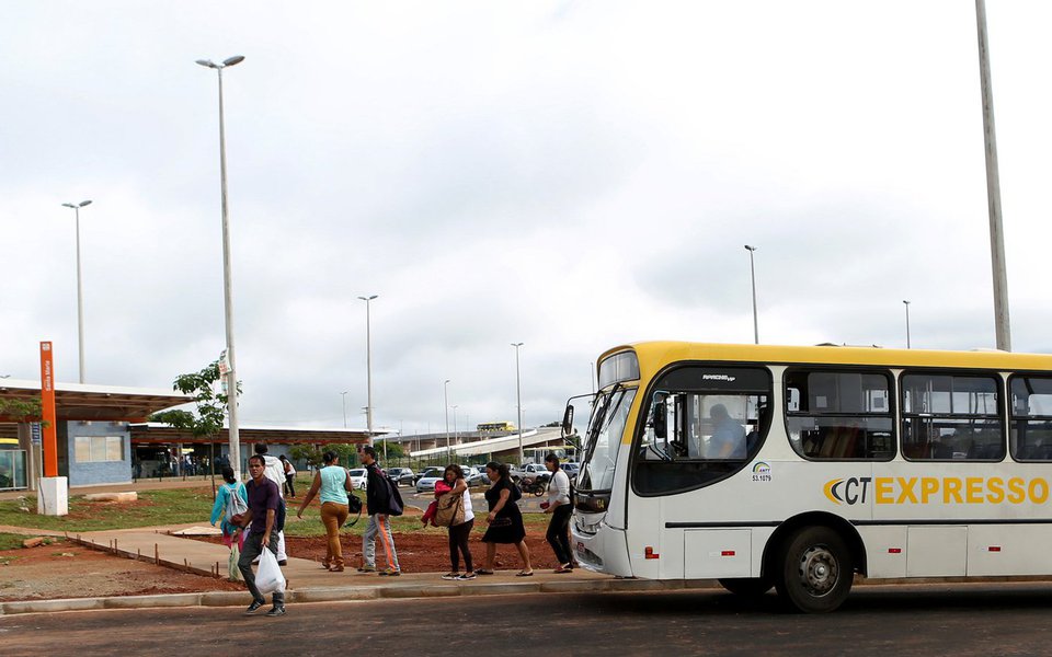 O governo do Distrito Federal anunciou que vetará o projeto de lei que dá passe livre por até 90 dias a desempregados recém-demitidos alegando que a consequência da aprovação do projeto seria o aumento da tarifa de ônibus; "Se considerarmos os 338 mil desempregados que existem atualmente no DF, segundo a última (maio) pesquisa divulgada pela Secretaria do Trabalho, teremos um aumento orçamentário e financeiro de R$ 200 milhões", afirmou