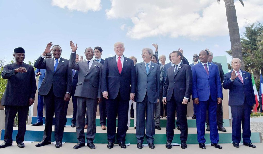 Sob pressão de aliados, o presidente norte-americano, Donald Trump, apoiou uma promessa de combater o protecionismo neste sábado, mas se recusou a endossar um acordo global sobre mudança climática, afirmando precisar de mais tempo para decidir; reunião do G7 opôs Trump e líderes da Alemanha, França, Grã-Bretanha, Itália, Canadá e Japão em diversas questões, com diplomatas europeus frustrados em ter que revisitar questões as quais esperavam estar resolvidas há muito tempo