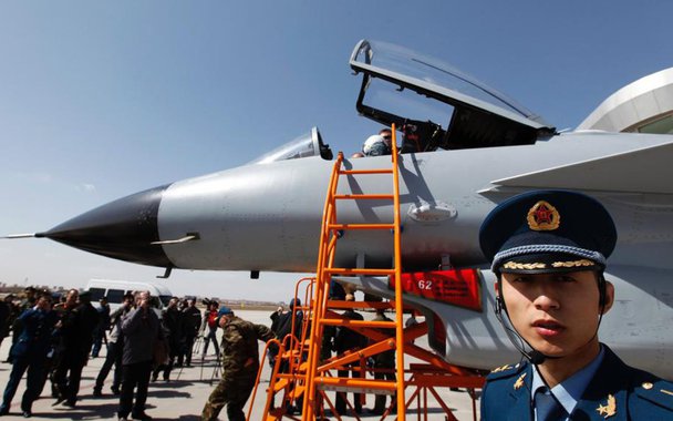 Dois caças chineses interceptaram um avião de vigilância da Marinha dos Estados Unidos sobre o Mar do Leste da China durante o final de semana, com um chegando a até 91 metros da aeronave dos EUA; uma das aeronaves chinesas J-10 se aproximou de um avião EP-3 dos Estados Unidos, fazendo com que a aeronave norte-americana mudasse de direção; e maio, duas aeronaves chinesas SU-30 interceptaram um avião norte-americano configurado para detectar radiação, enquanto voava no espaço aéreo internacional sobre o Mar do Leste da China