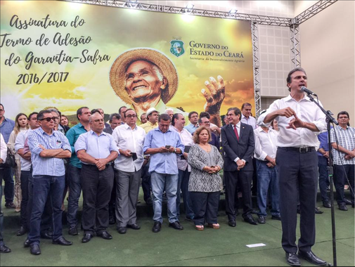 O governador Camilo Santana (PT) assinou nesta terça-feira (25) o Termo de Adesão ao Garantia Safra 2017. Nesta temporada, o programa teve adesão de 180 municípios, com 231.225 agricultores cadastrados no programa. Os investimentos para a safra de 2016/2017 são de R$ 117.924.750,00. “O Garantia Safra é uma das políticas mais importantes para dar segurança aos nossos agricultores familiares do Ceará, diante do Estado em que grande parte dele é semiárido e que vem enfrentando situação de seca severa periodicamente, por cinco anos seguido”, declarou Camilo
