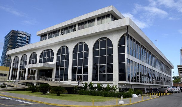 O conselheiro aposentado do Tribunal de Contas do Estado de Alagoas (TCE/AL), Luiz Eustáquio Toledo, morreu, na manhã desta quarta-feira (3), aos 71 anos, vítima de um câncer; ele começou sua carreira como prefeito de Cajueiro em 1970; depois ocupou vários cargos públicos