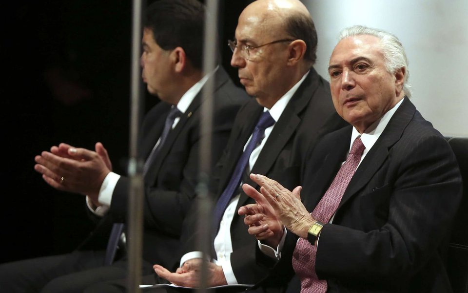 Jornalista Fernando Brito compara a economia que o governo federal espera fazer com o plano de demissão voluntária de servidores federais; "É como um sujeito que ganha 1.000 reais por mês comemorar como “equilíbrio orçamentário” com um corte de oitenta centavos na despesa com os filhos", afirma; "Não há saída sem mudança de política econômica e mudança no sentido anticíclico. Tudo o que se tem para anunciar são 'economias de palito' (neste caso, nem palito, fiapo) e aumento de impostos que penalizam justamente o que está mais arruinado no Brasil: o consumo", diz Brito