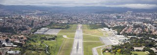 
A Agência Nacional de Aviação Civil (Anac) pode liberar a volta de voos comerciais, de grande porte, no aeroporto da Pampulha, em Belo Horizonte; o aeroporto recebe apenas aviões de menor porte, que fazem taxi aéreo; a medida afeta o aeroporto Confins, que deve perder passageiros e receita para Pampulha caso a Anac aprove a solicitação
