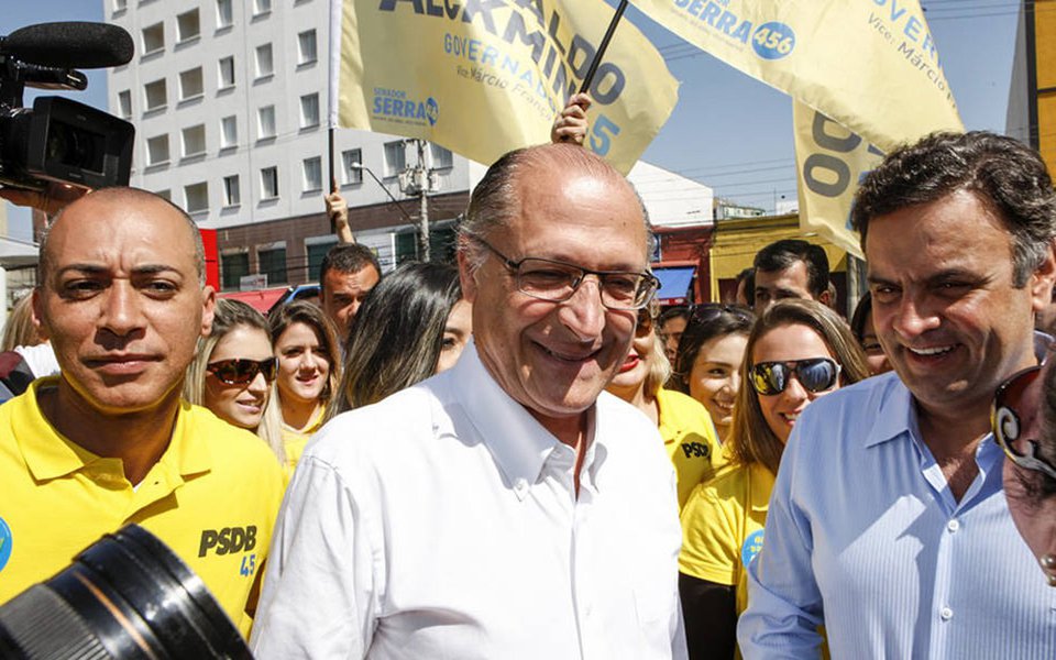 Governador de São Paulo e pré-candidato à Presidência pelo PSDB, Geraldo Alckmin, disse ter a "consciência tranquila" e que suas campanhas foram "franciscanas"; "Não há nenhuma denúncia formal, tem uma citação. Tenho a consciência absolutamente tranquila. Todas as minhas campanhas foram estritamente 'franciscanas' no sentido de 'menos gastos'. E tenho uma vida pública que depois de 40 anos o patrimônio é quase nada, meu patrimônio é quase nada; é o que herdei da minha família", afirmou; declaração vem na esteira das delações premiadas que citam o tucano como sendo beneficiário de R$ 10 milhões por meio de caixa 2 bancado pela Odebrecht