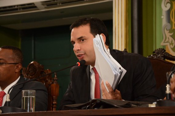 Diante da polêmica que ainda rodeia do Projeto de Lei Revitalizar, sancionado nesta segunda-feira pelo prefeito ACM Neto (DEM), o presidente da Câmara Municipal, vereador Leo Prates (DEM), afirmou que a matéria teve "absoluta legalidade" em sua tramitação; Prates afirmou que até esta tarde não havia sido notificado da decisão do Tribunal de Justiça da Bahia, que decretou o retorno da matéria à Casa; "As regras específicas que regem à Casa são dadas pelo Regimento Interno. Se teve uma coisa procuramos fazer nessa gestão, foi a de melhorar os processos legislativos. A tramitação do Revitalizar foi histórica e de muitos aprendizados. Fizemos muito mais do que o mínimo, que seria a tramitação obrigatória apenas na CCJ e na Comissão de Orçamento", argumentou o presidente da Câmara
