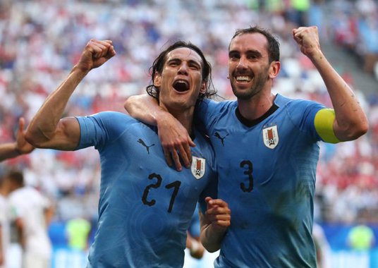 Cavani e Godín comemoram gol do Uruguai 25/6/2018 REUTERS/Michael Dalder