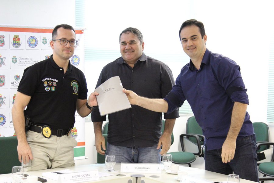O deputado estadual Capitão Wagner (PR) entregou, na manhã desta segunda-feira (15), um Plano e Segurança para o Ceará ao secretário André Costa. De acordo com o parlamentar, é importante juntar forças neste momento delicado da segurança pública no Estado. "O propósito de todos nós deve ser minimizar os problemas no nosso Estado. Todos os dias dezenas de pessoas são vítimas das mais diversas formas de violência no Ceará. Precisamos juntar forças para resolver"