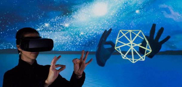 A Leap Motion acaba de levantar US$ 50 milhões, liderados pelo J.P Morgan Asset Management. A startup quer dar o próximo passo no desenvolvimento de realidade virtual, com sensores capazes de detectar o movimento de suas mãos; é esperado que esse mercado valha US$ 21 bilhões até 2021, de acordo com o Digi-Capital; a quantia vai acelerar a expansão global da companhia de São Francisco e permitirá melhor desenvolvimento do rastreamento de movimentos, tanto em realidade virtual, quanto em realidade aumentada