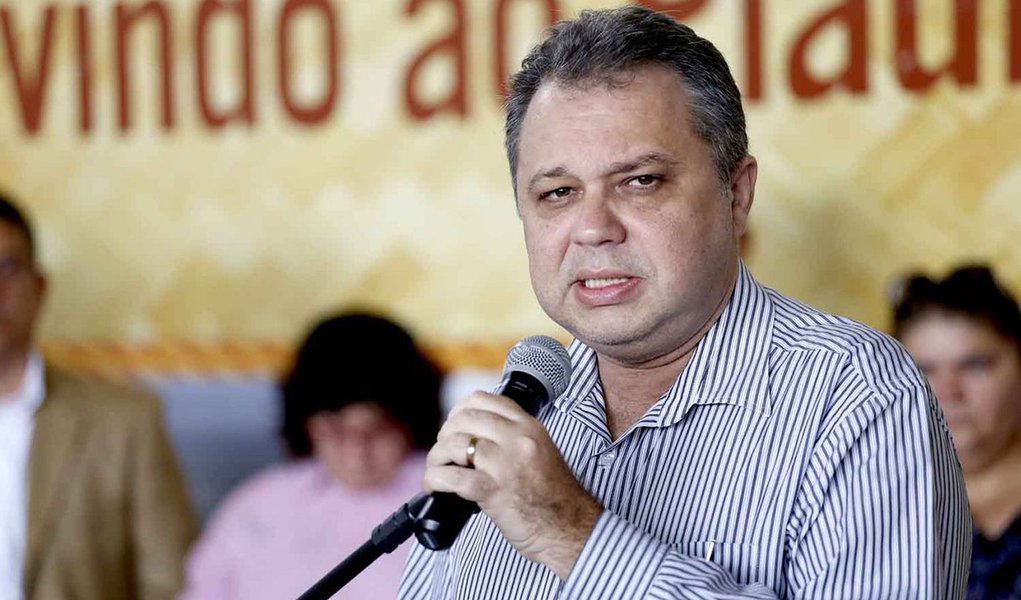 O secretário Florentino Neto instituiu o Colegiado Gestor para compartilhar e atualizar as informações sobre ações, projetos e programas da Secretaria de Saúde, visando ainda identificar gargalos e desafios na implementação das ações; o compartilhamento das ações já era realizado regularmente, mas agora instituído com uma rotina semanal, com reuniões todas as manhãs de segunda com a presença de superintendentes, diretores e assessores técnicos