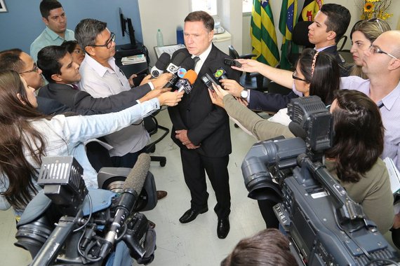 O superintendente executivo de Administração Penitenciária (Seap), coronel Victor Dragalzew, afirmou que não faltam tornozeleiras eletrônicas em Goiás; “Estamos atendendo todas as determinações judiciais”, disse. “O que existem são entraves de natureza técnica, uma vez que são poucas empresas que fazem esse tipo de serviço e o equipamento precisa de manutenção”, destaca; segundo ele, o Governo de Goiás, por meio da Secretaria de Segurança Pública e Administração Penitenciária (SSPAP) e Departamento Penitenciário Nacional (Depen) trabalham em parceria em diversas circunstâncias e, sempre que é preciso, cooperam entre si; Foi justamente neste sentido que a pasta cedeu uma tornozeleira eletrônica enquanto mecanismo fiscalizador do ex-deputado federal Rodrigo Rocha Loures