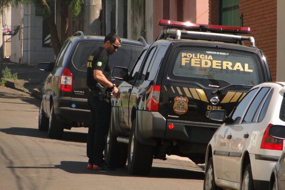 Cerca de 350 Policiais Federais participam da 2ª fase da Operação Glasnost, deflagrada nesta terça-feira (25), pela Polícia Federal (PF) para combater a exploração sexual de crianças e compartilhamento de pornografia infantil na internet. A PF cumpre mandados de busca e apreensão, de prisão preventiva e de condução coercitiva em 51 municípios, nos estados do Ceará, Paraná, Santa Catarina, Rio Grande do Sul, São Paulo, Rio de Janeiro, Minas Gerais, Goiás, Pernambuco, Bahia, Maranhão, Piauí, Pará e Sergipe