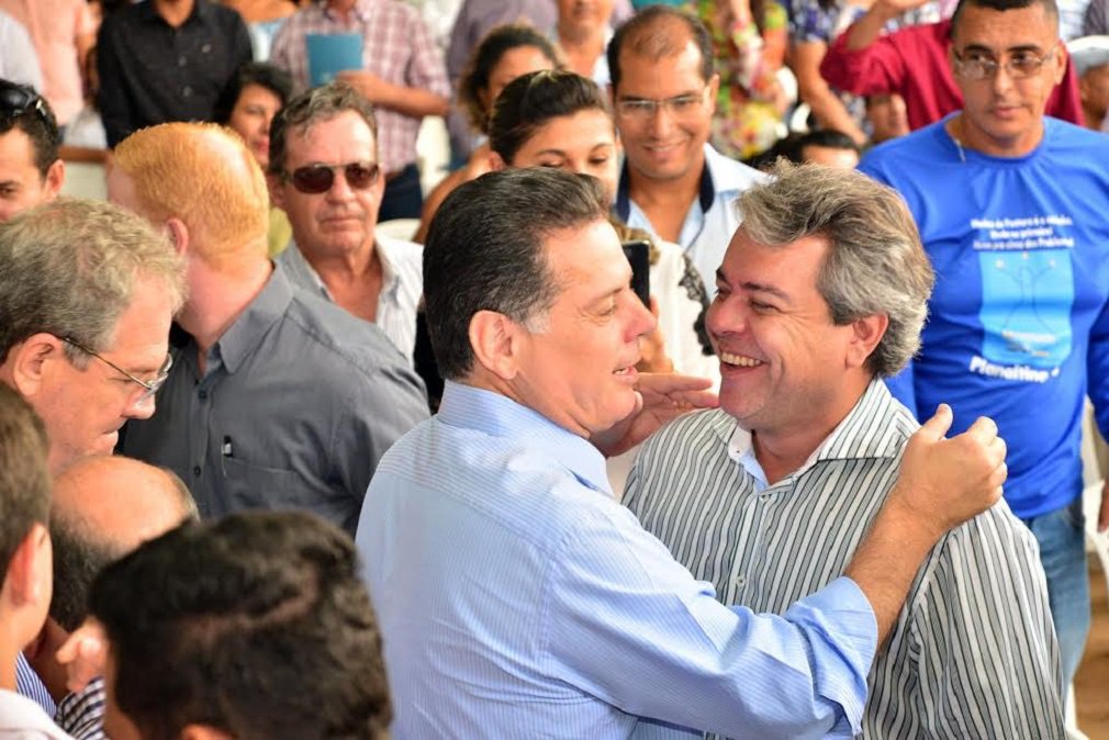 O prefeito de Formosa, Ernesto Roller, uma das principais lideranças do PMDB em Goiás, reconheceu a força do programa Goiás na Frente; a coluna Giro, de O Popular, abordou neste sábado a paralisa do PMDB na formulação de uma agenda de ações para o pleito de 2018; prefeitos do PMDB reclamam que o partido, comandado por Daniel Vilela, está paralisado; "O governo, que já conta com uma estrutura que não dispomos, tem consolidado a sua base no Estado", disse Ernesto Roller, em referência à agenda do programa de investimentos Goiás na Frente