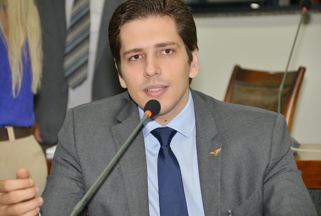 Os presidentes das comissões de Constituição, Justiça e Redação, deputado Olyntho Neto, do PSDB (foto), e de Finanças, José Bonifácio (PR), convocaram uma reunião extraordinária que aprovou o Projeto de Lei do Governo do Estado, de nº 17/2016; a proposta cria o Fundo de Alocação de Recursos das Emendas Parlamentares de natureza financeira vinculado à Secretaria da Fazenda, para contabilizar os recursos destinados às emendas parlamentares; segundo Olyntho Neto, “as emendas representam 1% do orçamento do Estado. Emendas que são muitas vezes para a área da saúde, da segurança pública, para uma agenda cultural do Estado”
 