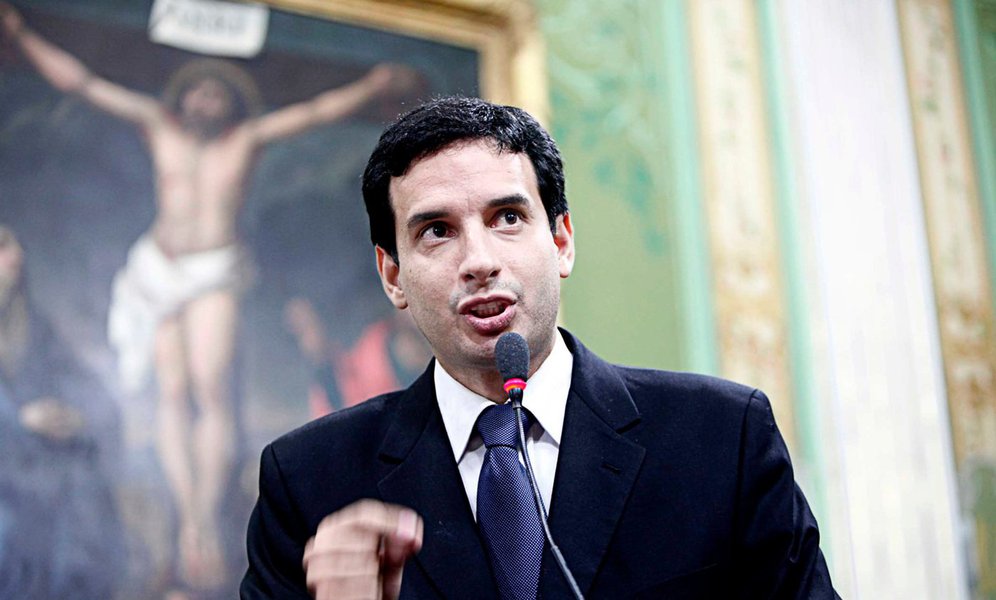 Trancando a pauta de votações no plenário da Câmara Municipal de Salvador, o projeto Revitalizar, de autoria do Executivo, segue tramitação a rigor nas comissões temáticas da Casa, conforme destaca o presidente do Legislativo, vereador Léo Prates (DEM); a matéria teve o parecer de cinco comissões permanentes da Casa (Justiça, Orçamento, Planejamento Urbano, Desenvolvimento Econômico e Cultura), o que, para Prates, "significa na prática o fortalecimento e a atuação dos colegiados nesta legislatura"; "É uma atuação que fica para a história, uma tramitação com cinco comissões analisando a matéria, realização de audiência pública e debates na Super Terça", diz o democrata