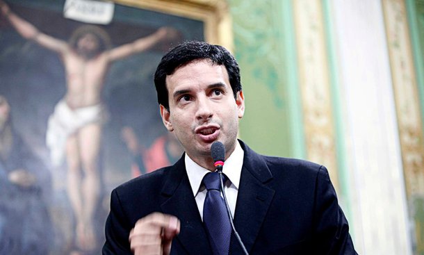 Trancando a pauta de votações no plenário da Câmara Municipal de Salvador, o projeto Revitalizar, de autoria do Executivo, segue tramitação a rigor nas comissões temáticas da Casa, conforme destaca o presidente do Legislativo, vereador Léo Prates (DEM); a matéria teve o parecer de cinco comissões permanentes da Casa (Justiça, Orçamento, Planejamento Urbano, Desenvolvimento Econômico e Cultura), o que, para Prates, "significa na prática o fortalecimento e a atuação dos colegiados nesta legislatura"; "É uma atuação que fica para a história, uma tramitação com cinco comissões analisando a matéria, realização de audiência pública e debates na Super Terça", diz o democrata