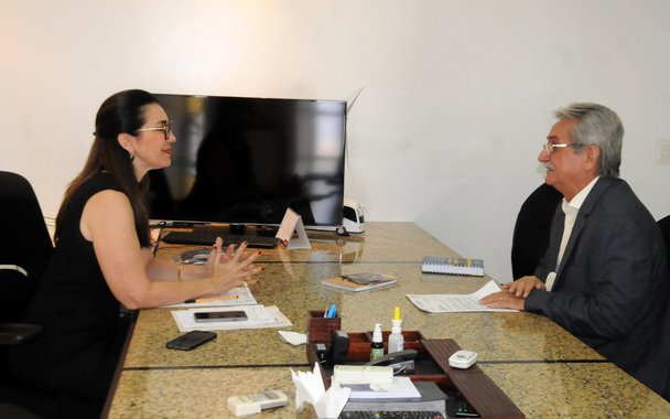 A governadora em exercício Margarete Coelho recebeu, no Palácio de Karnak, prefeitos, vereadores e lideranças de cinco municípios do Piauí; eles foram solicitar melhorias para a comunidade, nas áreas de abastecimento de água, mobilidade e esportiva; p prefeito de Barras, Carlos Alberto Monte, disse que a falta de sinalização horizontal e vertical nas vias urbanas do município é um problema sério que vem incomodando muito a população, com o aumento constante de acidentes de trânsito