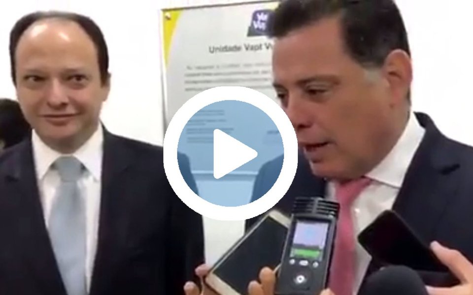 O governador Marconi Perillo rebateu as críticas da oposição sobre o programa Goiás na Frente; "Se criticam é porque estão incomodados", disse em coletiva de imprensa, após o lançamento do 79º Vapt Vupt do Estado, em Goiânia;  Marconi afirmou que o programa está beneficiando todos os municípios goianos "independentemente de cor partidária"
