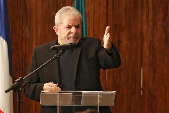 "A decisão do juiz de Brasília, que mandou fechar o Instituto Lula, mostra que o arbítrio avança rapidamente", diz o jornalista Rodrigo Vianna, do blog Escrevinhador; "A decisão vem às vésperas do depoimento de Lula em Curitiba, onde outras decisões de juízes de primeira instância já indicavam que estamos em pleno regime autoritário de corte jurídico-midiático: uma juíza (ligada aos fascistas do MBL) proibiu manifestações na capital do Paraná; outro (Moro) quer impedir Lula de gravar o depoimento, em clara afronta ao que diz o Código de Processo Civil"