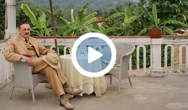 Há muitas histórias submersas no Brasil. A passagem de Stefan Zweig pelos trópicos é uma delas. Zweig, judeu e escritor austríaco, vendeu milhões de livros a partir da década de 20 e deixou seu país em busca de refúgio frente ao nazismo, que emergia na Europa; o filme de Maria Schrader retrata, a partir da vida do escritor, os perigos da ascensão nazista ao poder na Alemanha e, ao mesmo tempo, coloca Zweig contra a parede quando expõe sua ausência de posicionamento político