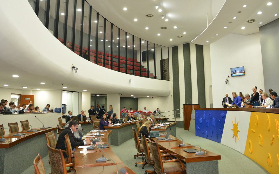 Deputados estaduais autorizaram o governo estadual a contratar empréstimo com o Banco do Brasil no valor de até R$ 146 milhões; os recursos estão previstos para a conclusão da reforma e ampliação do Hospital Geral de Palmas (R$ 50 milhões), continuação da construção do Hospital Geral de Araguaína (R$ 50 milhões), conclusão do Fórum de Araguaína (R$ 15 milhões) e implantação dos campi da Unitins da região do Bico do Papagaio (R$ 11 milhões); em outra matéria aprovada o governo institui o Sistema de Cultura do Tocantins