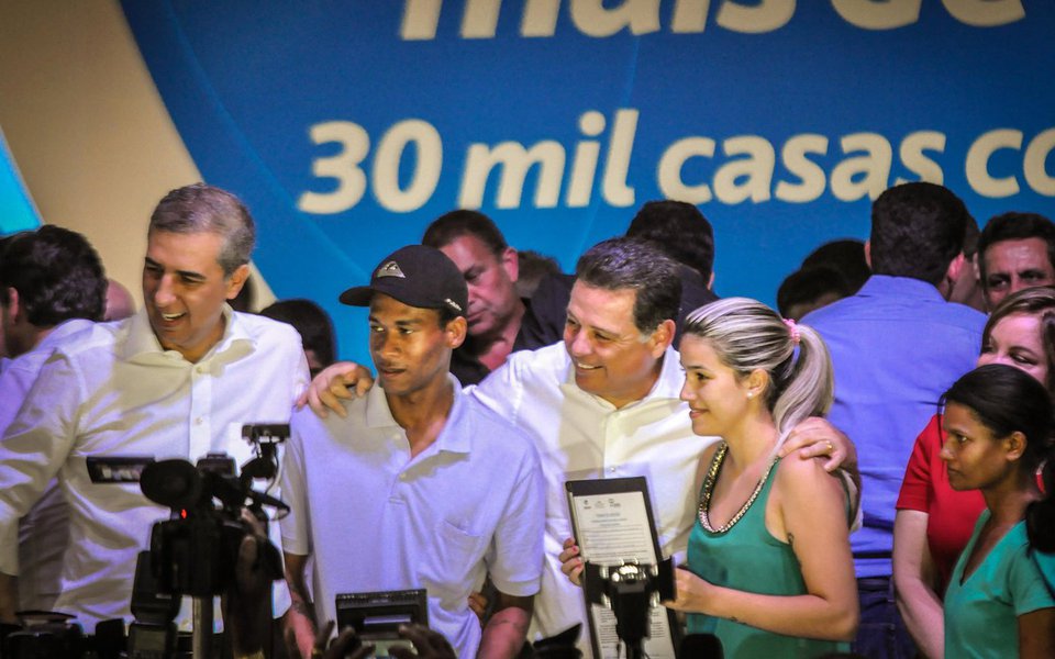 O governador Marconi Perillo lançou o programa Goiás na Frente Habitação, vertente do Programa Goiás na Frente destinada exclusivamente à construção de moradias populares nos 246 municípios goianos; o projeto prevê a construção de 30 mil casas até o final de 2018; Marconi lembrou que, em sua gestão anterior e nessa, o governo estadual construiu 250 mil casas pela Agehab, por meio do Cheque Mais Moradia, e por meio de parcerias com as prefeituras e com a Caixa Econômica; “Então essa meta de 30 mil casas é uma meta real, que nós vamos alcançar com certeza. Vamos entregá-las até o final de 2018”, frisou, lembrando que os recursos já estão assegurados