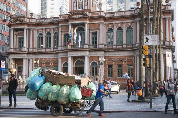 A Prefeitura de Porto Alegre inicia na próxima segunda-feira (31) o pagamento parcelado da folha salarial do mês de julho, com o depósito de até R$ 6.650 líquidos para os servidores municipais; segundo o Executivo, com essa primeira parcela, 78% do funcionalismo (24,6 mil servidores) receberão seus salários de modo integral; os demais servidores (6,9 mil) receberão o restante de seus vencimentos até o dia 4 de agosto, dependendo do ingresso de novos recursos