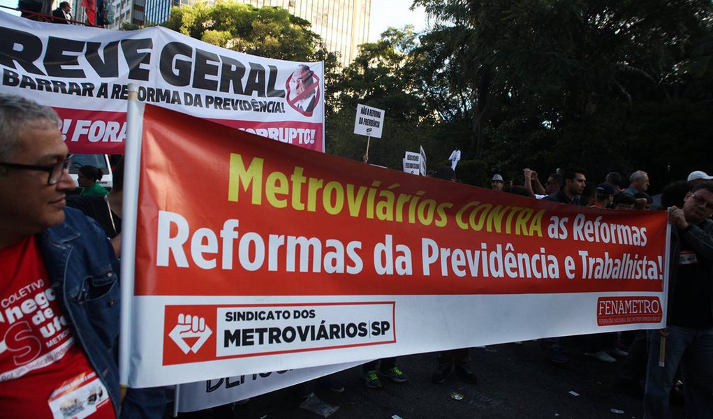 Em São Paulo, os sindicatos dos metroviários, dos motoristas de ônibus, dos motoboys e dos trabalhadores da limpeza urbana devem aderir à greve em protesto contra as reformas da Previdência e Trabalhista; bancários também participarão da mobilização, que acontece em outros estados; sindicatos dos petroleiros de Minas Gerais, Amazonas, Pernambuco/Paraíba, Espírito Santo, Bahia, Duque de Caxias (RJ) e Ceará/Piauí declararam adesão ao protesto