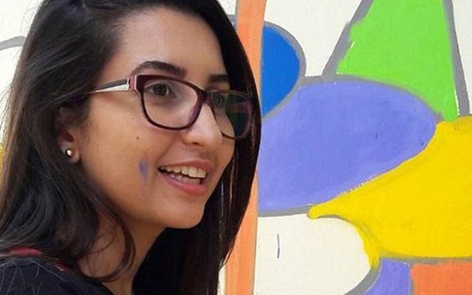 Juras de amor e um buquê de rosas no dia dos namorados; vários tiros no rosto menos de uma semana depois; o Piauí registrou, nos últimos dois anos, 84 casos de feminicídio, um número alarmante, se levado em conta a existência de leis que endureceram as penas contra os agressores, como a Lei Maria da Penha e a Lei do Feminicídio; em muitas dessas ocorrências, por omissão do Estado, a mulher pagou com a vida por acreditar na lei e denunciar o agressor, na maioria dos casos, a pessoa com quem a vítima dividiu a mesa do bar, as promessas de amor, o lar, a família