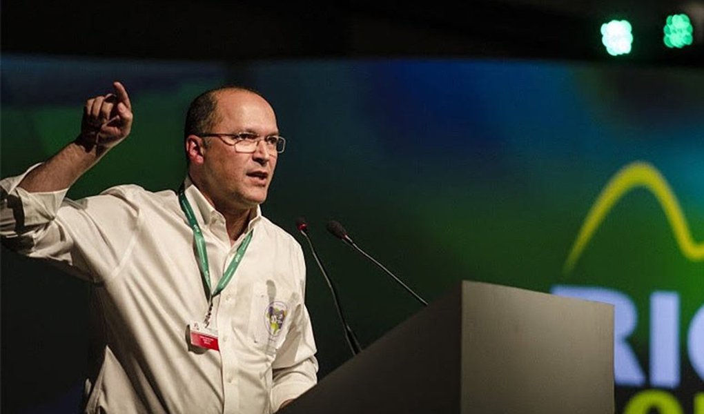 Secretário-geral da IndustriALL, federação mundial dos trabalhadores na indústria, o brasileiro Valter Sanches reflete sobre os desafios impostos pelas mudanças no mundo do trabalho e classifica como "falácia enorme" o discurso do empresariado de que é preciso reduzir custos de mão de obra para estimular os investimentos; para Sanches, o Brasil dá um "mau exemplo" ao mundo com a aprovação de sua "reforma" da legislação trabalhista; "Se um país desse porte, integrante do Brics, pode, por que não outros?"