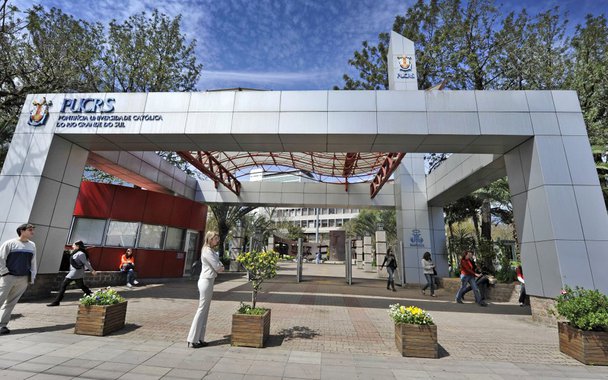 A redução do número de alunos, do número de créditos contratados por alunos e de recursos provenientes de programas como o Fies atingiram diretamente o ensino privado superior, resultando em demissões e cortes de gastos e investimentos; o anúncio de cerca de 100 demissões de professores na PUC-RS chamou a atenção para o problema que vem atingindo universidades e faculdades privadas em todo o País; “Existe uma crise evidente no setor de ensino privado superior”, diz Marcos Fuhr, diretor do Sinpro-RS; a PUC-RS afirma que, “diante de um cenário político-econômico nacional de profunda instabilidade e incertezas, e dos desafios da educação superior no Brasil, que envolvem a redução no número de estudantes, as instituições precisam, necessariamente, adequar-se periodicamente a esse contexto”