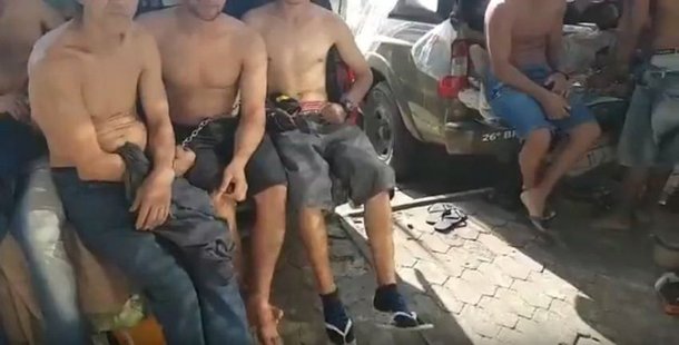 Vídeo gravado na Delegacia de Pronto Atendimento de Gravataí, na Grande Porto Alegre, registra a rotina com a qual agentes de polícia lidam todos os dias por conta de prisões superlotadas; vídeo mostra cinco presos sentados em um camburão de uma caminhonete da Brigada Militar; outros três algemados em uma viatura ao lado: "Olha aí, o banho de sol direto da turma aí", diz uma pessoa não identificada; mais três detentos ficam em pé algemados às grades de uma janela e outra viatura da BM com dois algemados no volante; deputado Paulo Pimenta (PT-RS) bateu duro no governo José Ivo Sartori; "O retrato do caso. Representantes de Temer no RS destroem políticas públicas em todas as áreas"