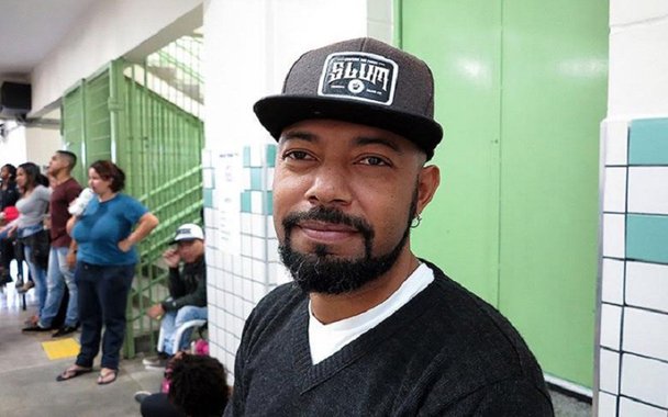 Para Douglas Belchior, líder do cursinho dirigido à educação popular, solidariedade do público fortalece movimento pra "tirar o negro da linha de tiro, as famílias da miséria e mudar a realidade"; reportagem de Gabriel Valery, da Rede Brasil Atual