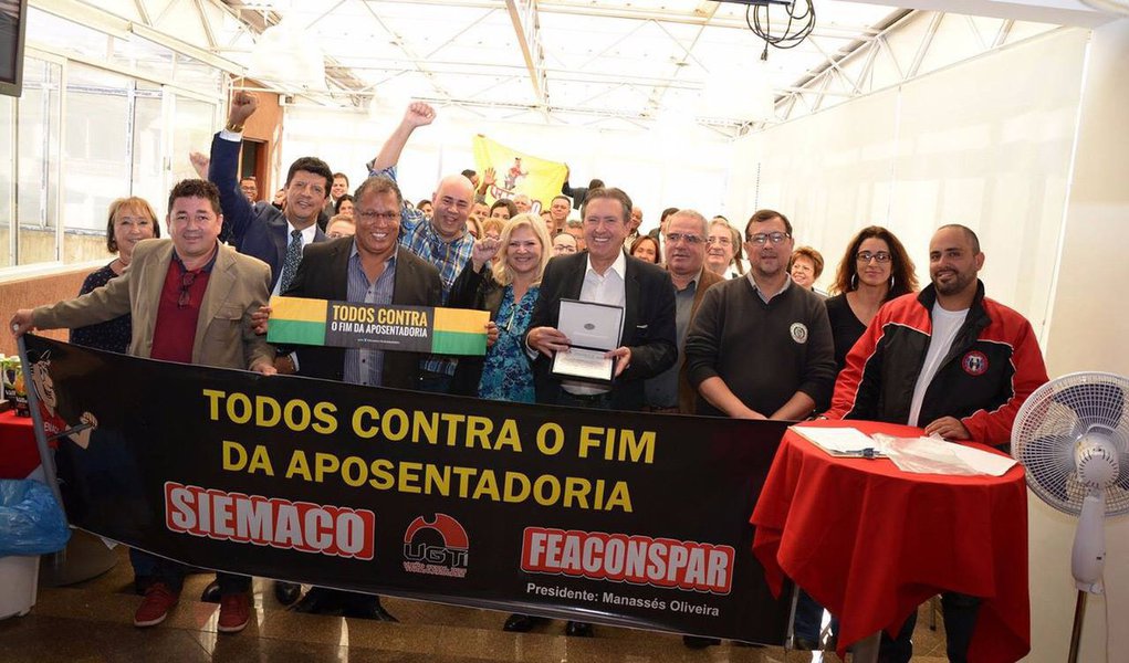 O deputado federal Luciano Ducci (PSB-PR) foi condecorado por ter votado na Câmara contra as reformas da previdência e trabalhista; a honraria foi concedida pela União Geral dos Trabalhadores (UGT), seção Paraná, durante encontro de sindicalistas no município de Curitiba; “A homenagem reforça minha posição ao lado da classe trabalhadora e contra uma reforma que acaba com direitos consolidados há mais de setenta anos”, discursou o ex-prefeito curitibano