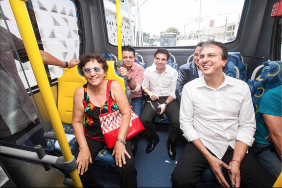O governador Camilo Santana (PT) realizou nesta quinta (26) a entrega de 30 novos ônibus com ar-condicionado e wi-fi para o transporte metropolitano. Destes, 27 são destinados a Região Metropolitana de Fortaleza e três para o Cariri. "Num clima quente como o nosso, num Estado semiárido de um país tropical, ter na Terra do Sol esse benefício dá mais conforto e qualidade de vida para os usuários", afirmou
