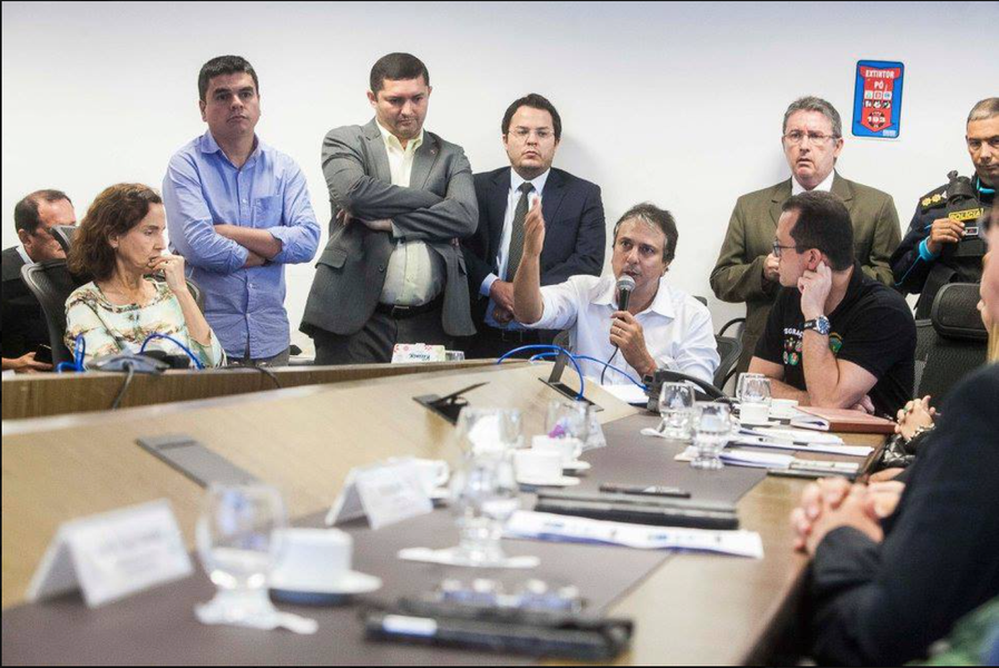 O governador Camilo Santana (PT) anunciou nesta quarta (10), em reunião do programa "Em defesa da vida", que irá dobrar o número de equipes do Batalhão de Policiamento de Rondas e Ações Intensivas e Ostensivas (BPRaio) em Fortaleza e na Região Metropolitana. Na Capital, serão implantadas em 2018 novas unidades com 38 equipes, 320 policiais militares, 160 motos e seis viaturas. No Interior, ainda em 2017, o Governo do Ceará vai inaugurar batalhões em Canindé, Aracati, Morada Nova, Crato e Acaraú, além de outras 16 unidades em 2018