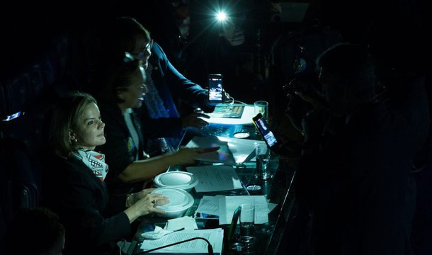 As senadoras de oposição deram a linha. É lutar com todos os instrumentos pacíficos possíveis. Mas sem covardia. Sem deixar dúvidas de que lado se está na trincheira. Para que a população passe a perceber que há, sim, em quem acreditar